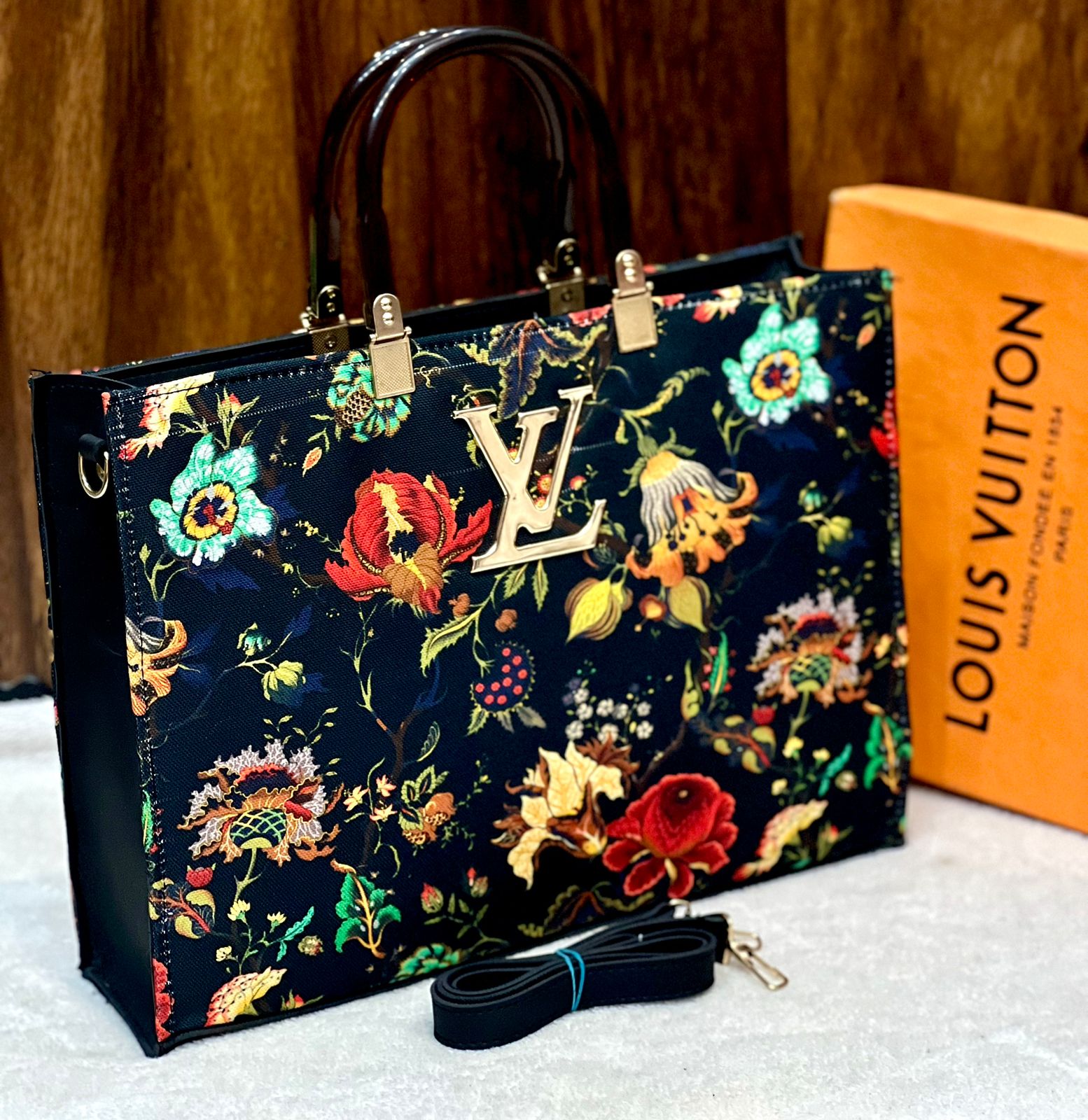 Master peice ✅LOUIS VUITTON beautiful prints  big huge size bag (:: ..  jisko order dena ha ju purse ka coular tu hamare whatsaap number par pic bhj de or order conform kar de ( number;03292164635)...