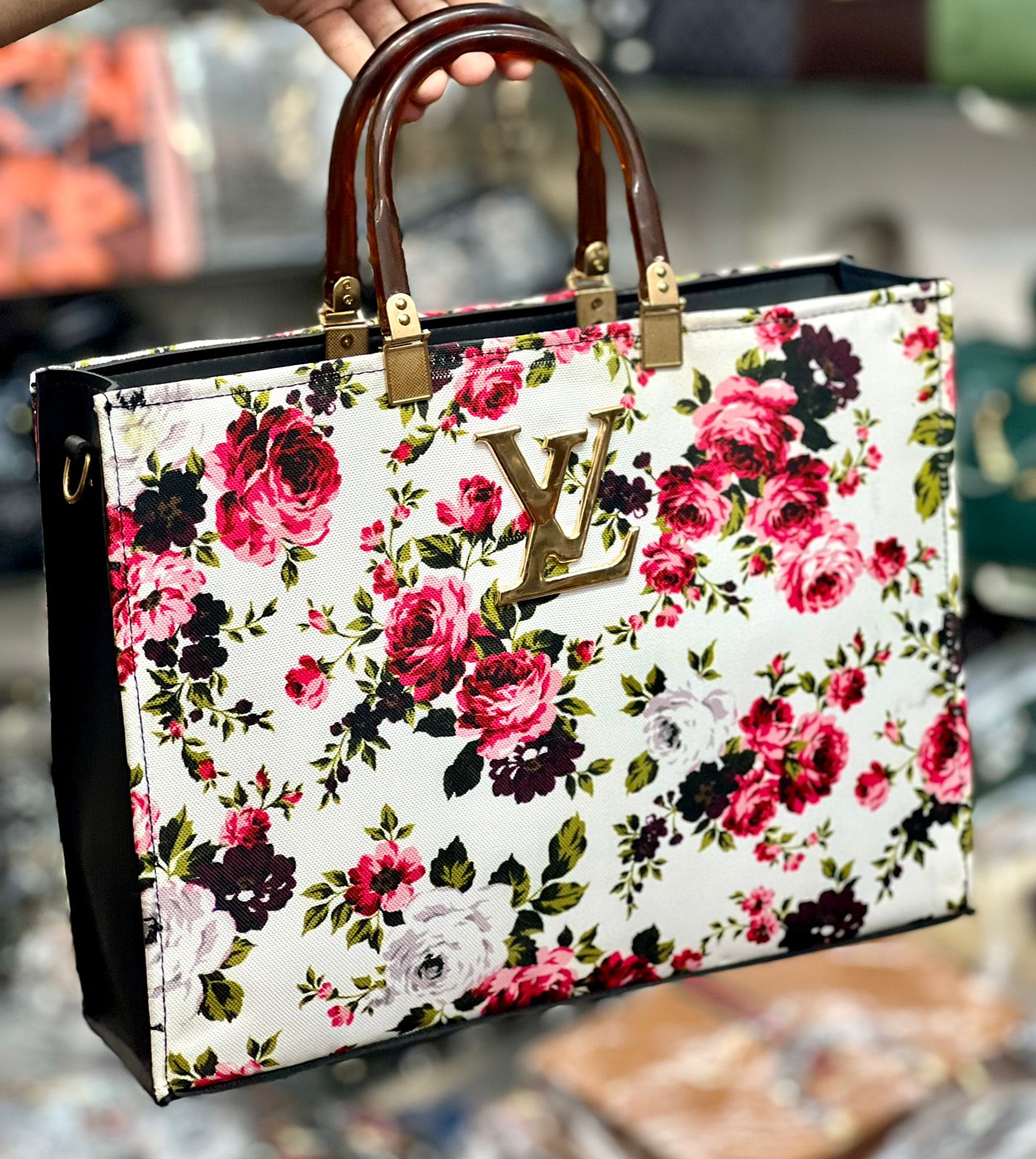 Master peice ✅LOUIS VUITTON beautiful prints  big huge size bag (:: ..  jisko order dena ha ju purse ka coular tu hamare whatsaap number par pic bhj de or order conform kar de ( number;03292164635)...